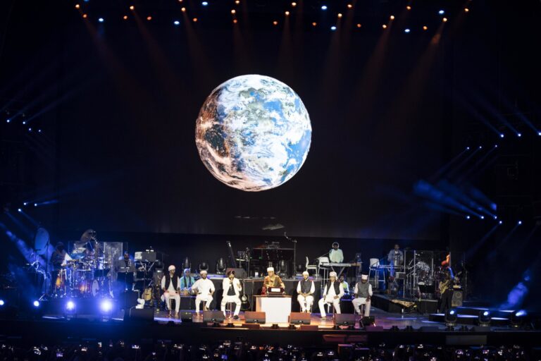 A_R__Rahman_performs_at_Jubilee_Stage_m68657