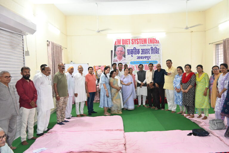 लोक निर्माण मंत्री ने शिविर पहुंचकर ली आहार से उपचार की प्राकृतिक विधियों की जानकारी