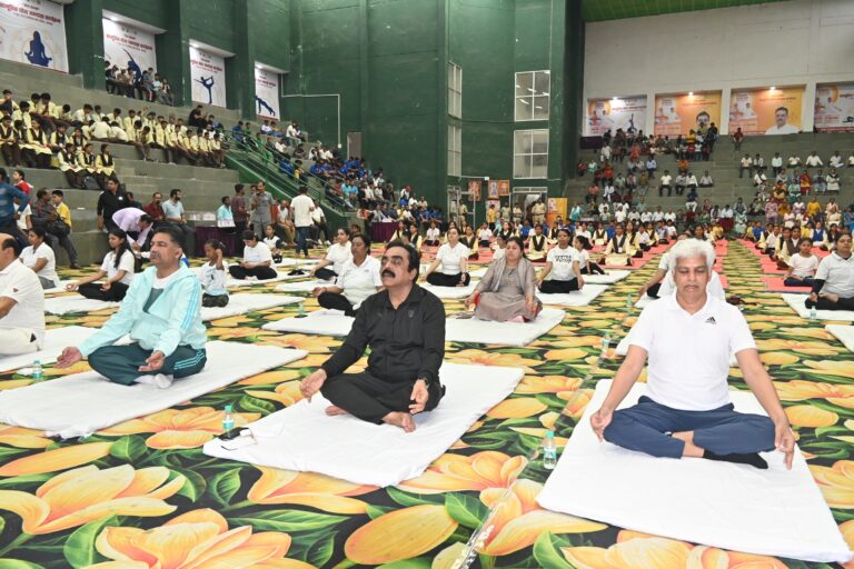 ग्यारहवें अंतर्राष्ट्रीय योग दिवस पर जिले भर में हुये सामूहिक योगाभ्यास के कार्यक्रम (11)