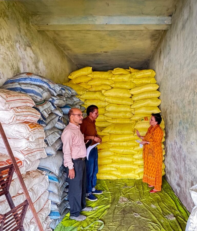 कृषि अधिकारियों में किया पाँच उर्वरक विक्रय प्रतिष्ठानों का निरीक्षण (2)