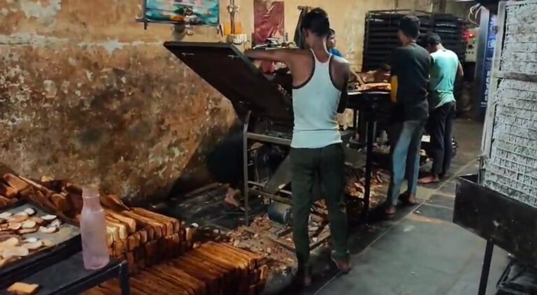 गंदगी के बीच टोस्ट बनते पाये जाने पर चावला इंडस्ट्री का पंजीयन निलंबित (1)