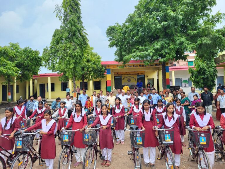 जिले के सभी विकासखंडो में आयोजित हुये साइकिल वितरण के कार्यक्रम (3)