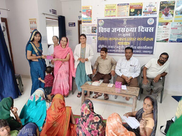 विश्व जनसंख्या दिवस पर महिलाओं की संगोष्ठी एवं प्रश्न मंच स्पर्धा का आयोजन (1)
