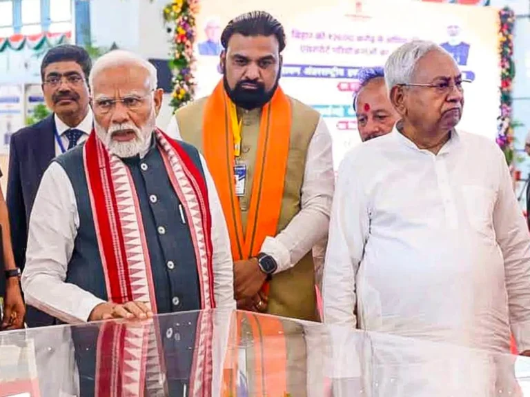 समस्तीपुर में पीएम मोदी का तंज: “जब सबके हाथ में मोबाइल की रोशनी है, तो लालटेन की क्या जरूरत?”…