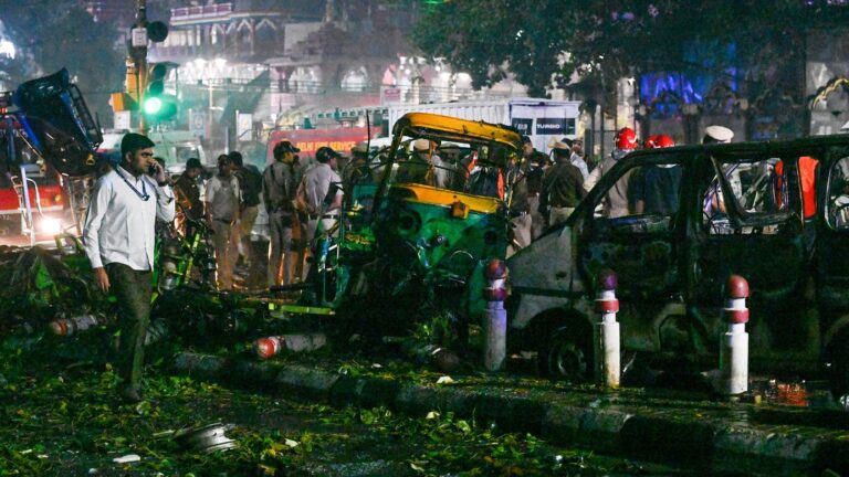 दिल्ली ब्लास्ट केस में बड़ा खुलासा: फरीदाबाद से खरीदी गई थी कार, तीन राज्यों से संदिग्ध डॉक्टर गिरफ्तार…