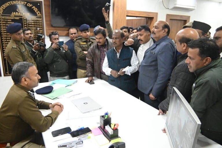 जबलपुर में खाकी पर सवाल: पत्रकार को धमकी का वीडियो वायरल, पुलिसकर्मी निलंबित …