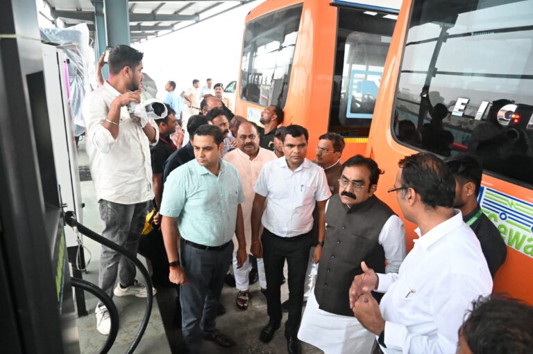 लोक निर्माण मंत्री श्री सिंह ने किया कठौदा स्थित ई-बस चार्जिंग स्टेशन एवं डिपो का निरीक्षण  (1)